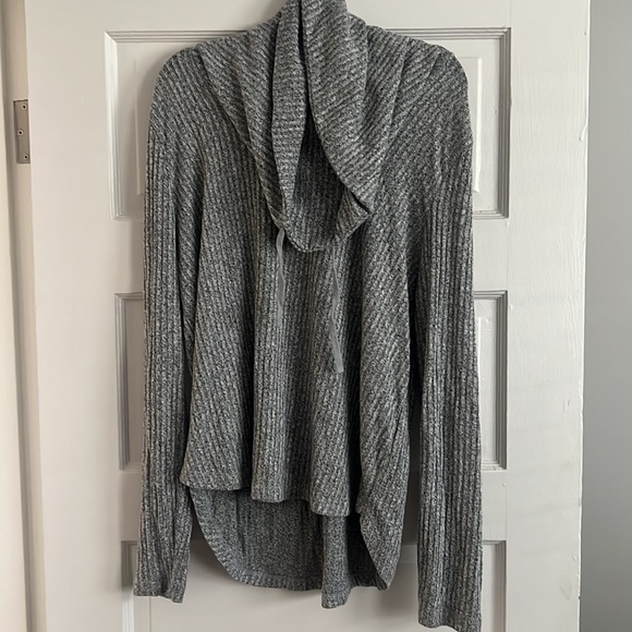 Light gray Lucky Brand turtle neck sweater. Excellent condition. Size large. - Picture 6 of 9